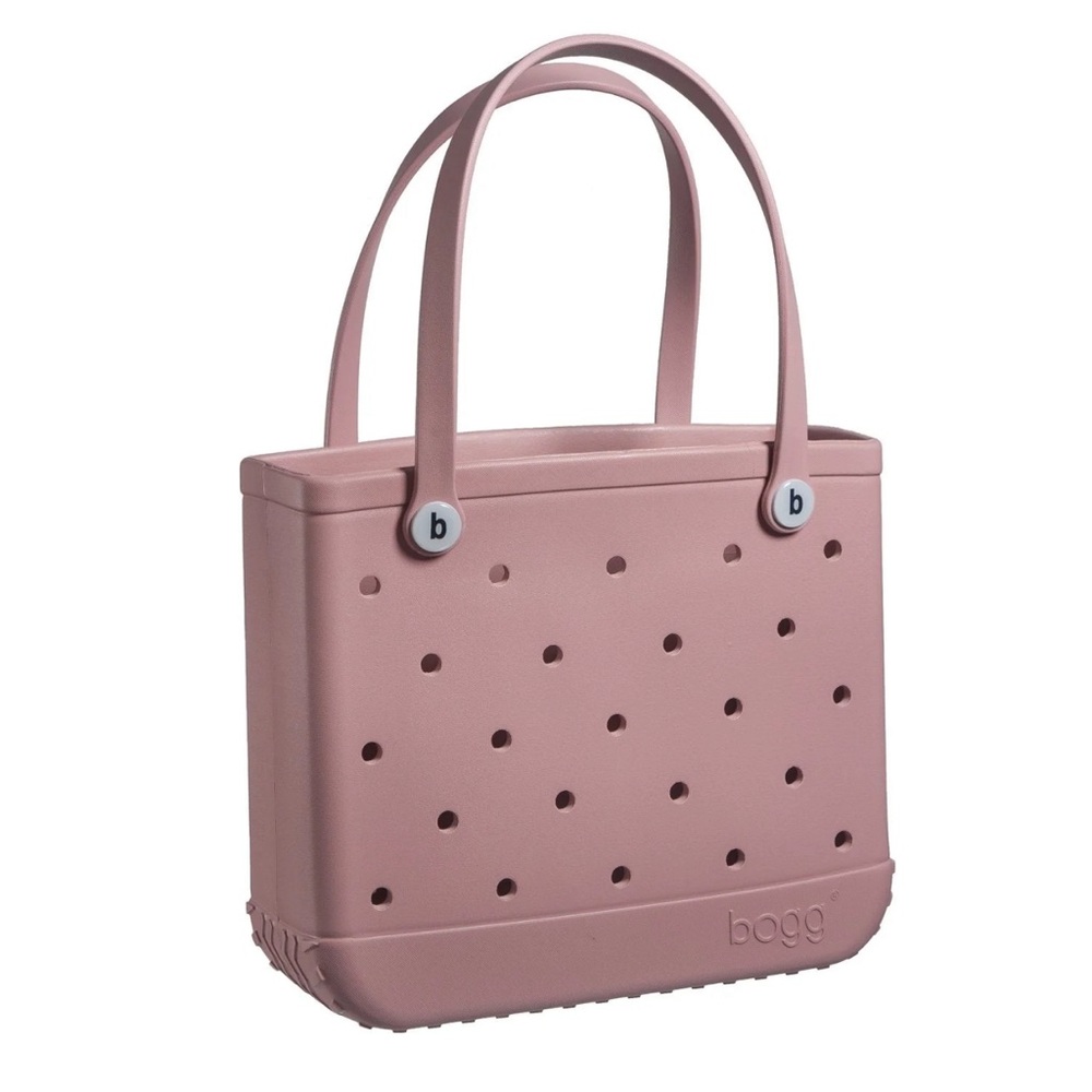 Medium sized bogg bag in shade blushing.